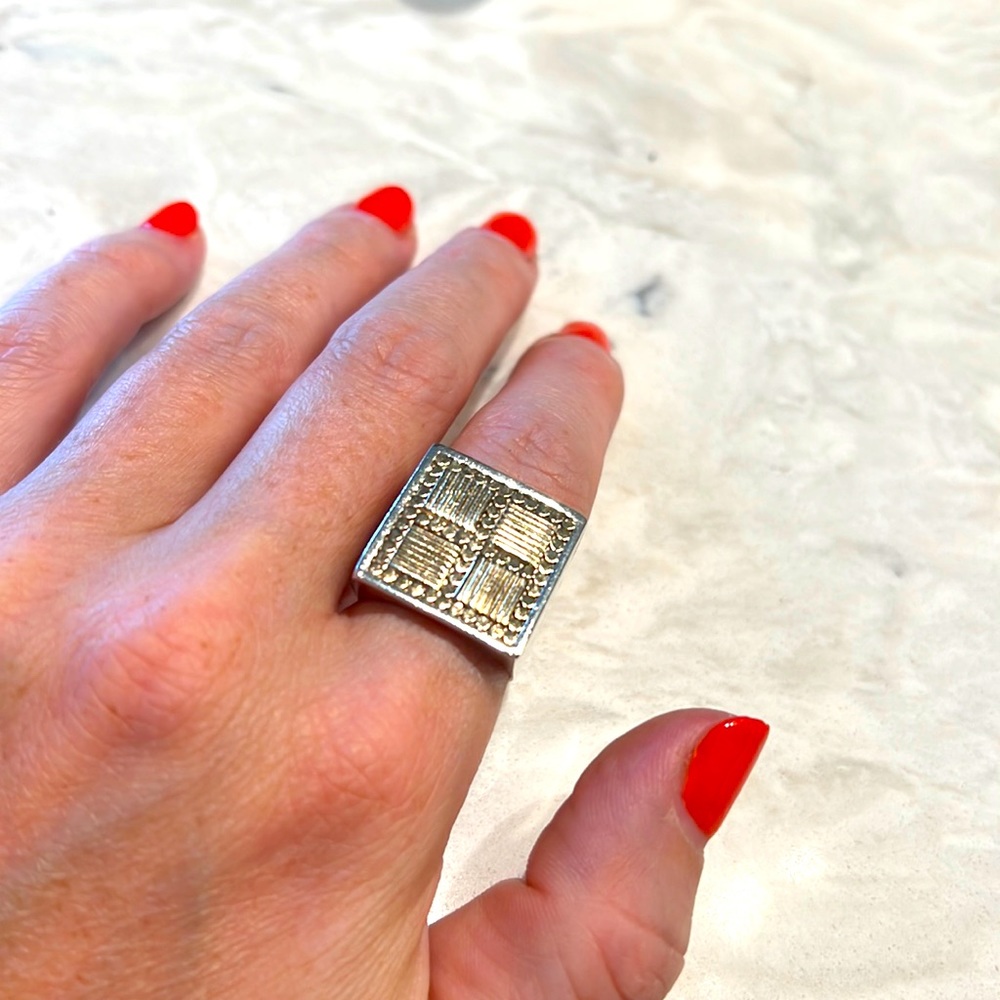 Anna Beck square ring